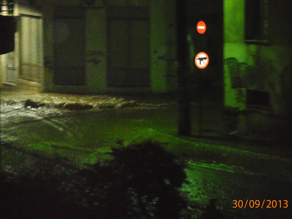 Διασταύρωση οδών Βλαχερνών και Αχελώου στις 22:20 κατά τη διάρκεια της νεροποντής.