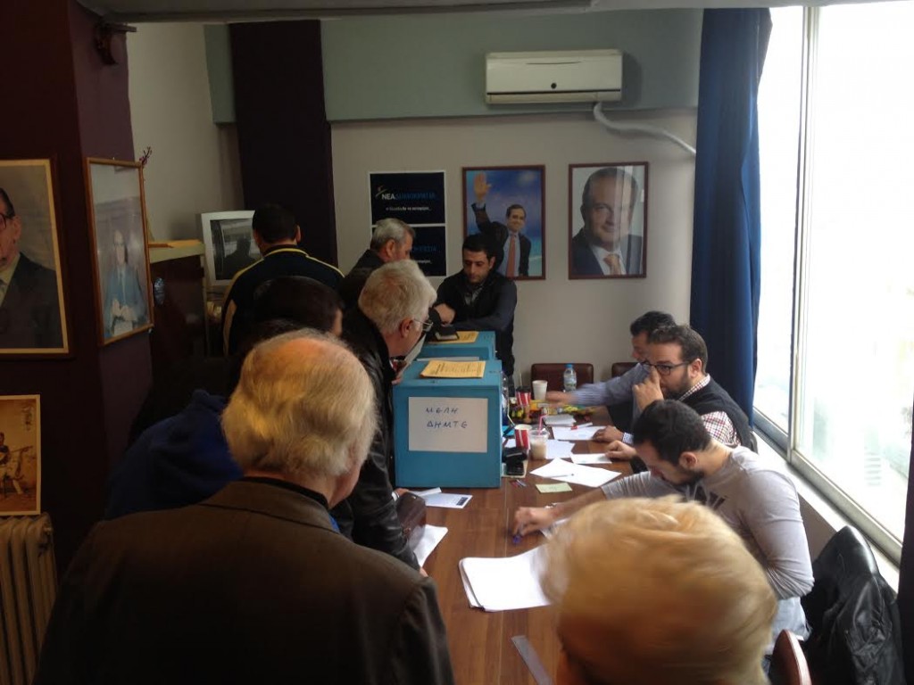 Η φωτό από την εκλογική διαδικασία στην οργάνωση Αγρινίου, όπου η συμμετοχή είναι μεγάλη