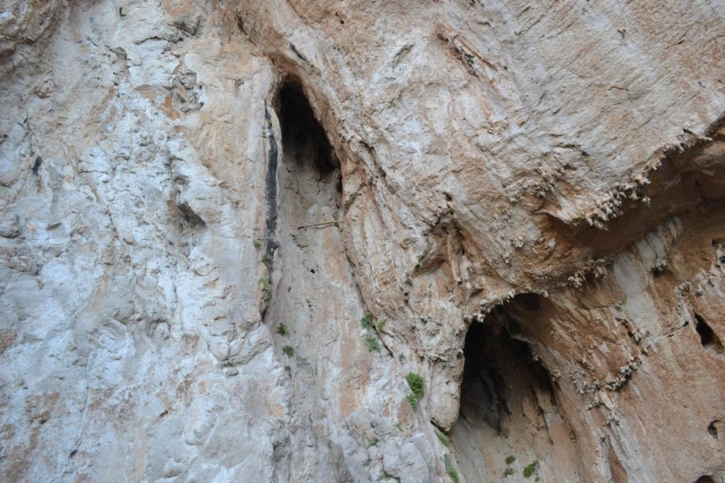 Εγκλείστρα Σπηλαίου, δύο εσοχές 