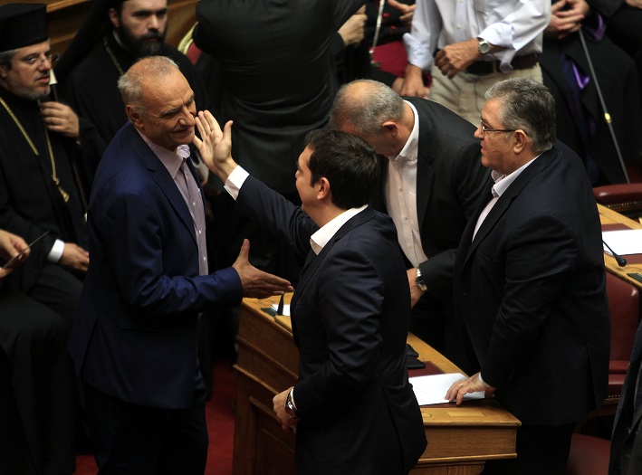 Βαρεμένος- Τσίπρας σε στιγμιότυπο κατά την ορκομωσία της νέας Βουλής. 