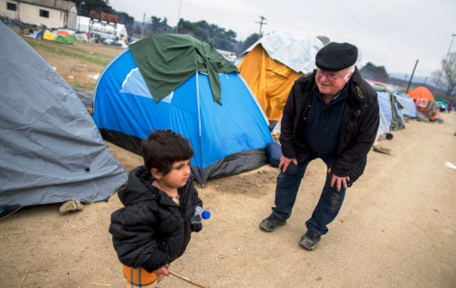 Der ehemalige Sozuialminister Norbert Blόm besucht am 12.03.2016 das Flόchtlingslager in Idomeni an der Grenze zwischen Griechenland und Mazedonien. Nachdem die Balkanroute geschlossen wurde leben in diesem Lager rund 12500 Flόchtlinge. Foto: Kay Nietfeld/dpa +++(c) dpa - Bildfunk+++