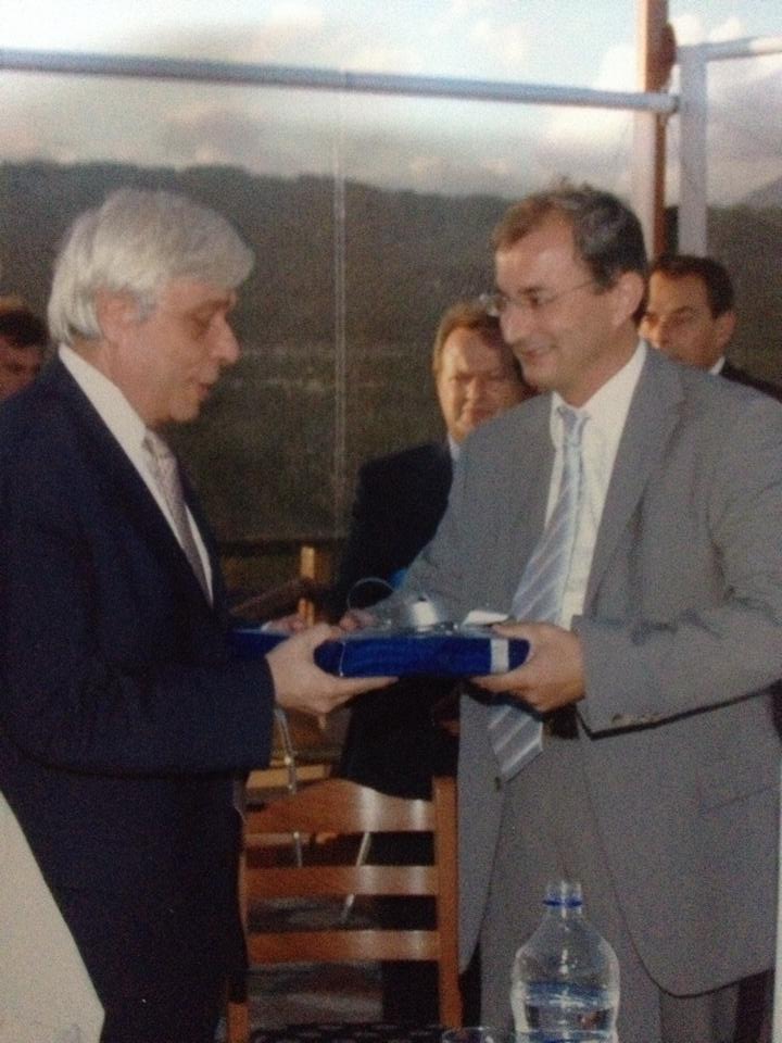 Ο Προκόπης Παυλόπουλος ως υπουργός στο Θέρμο με τον τότε επικεφαλής αντιπολίτευσης και νυν δήμαρχο Σπύρο Κωνσταντάρα 