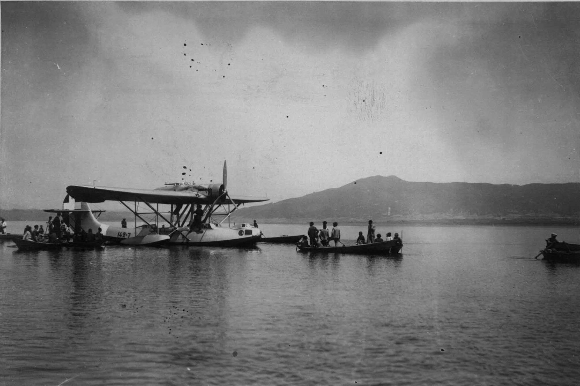 Υδατοδρόμιο στη λιμνοθάλασσα του Αιτωλικού την άνοιξη του 1941. Μετά από 75 έτη είναι υπό συζήτηση για τις λίμνες μας. Πηγή φωτογραφίας κεντρικό κρατικό αρχείο της Ιταλίας.