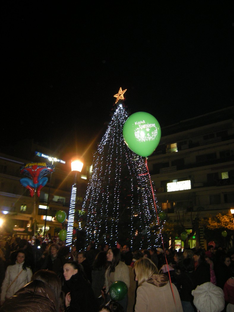 Χριστούγεννα στο Αγρίνιο, φωτίστηκε το δέντρο στην πλατεία (φωτο)