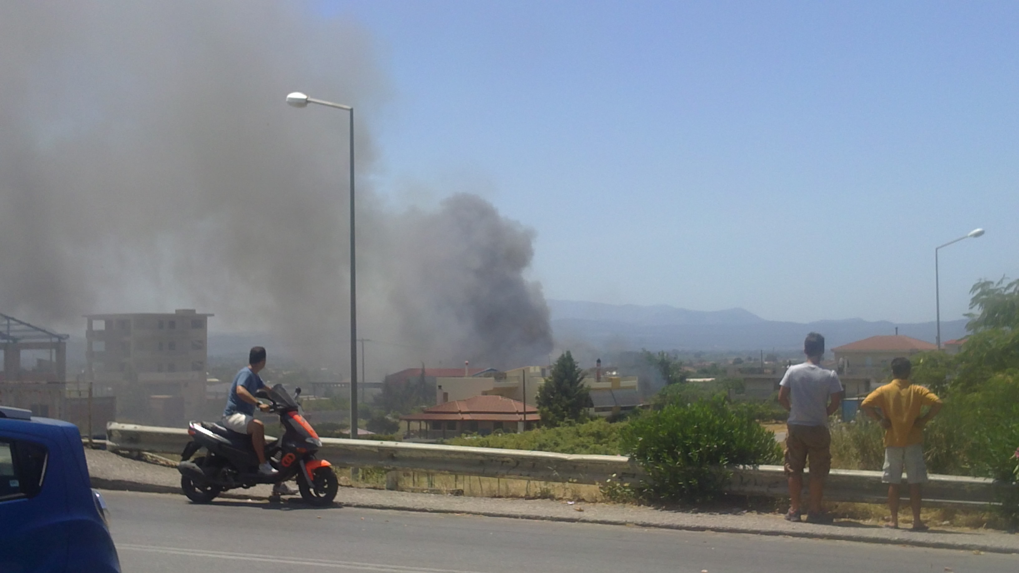 Φωτιά σε κατοικημένη περιοχή στο Αγρίνιο (φωτο)