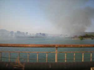 Παίρνει έκταση η φωτιά κοντά στη Γέφυρα Αχελώου