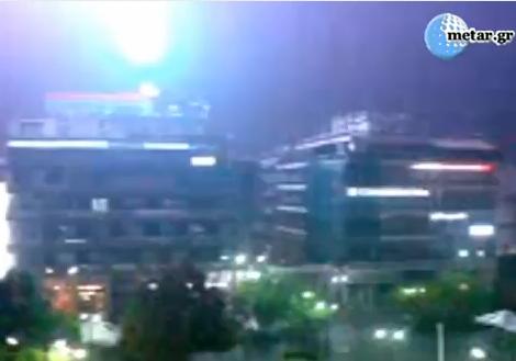 Ντοκουμέντο:Δείτε κεραυνό να “σκάει”σε πολυκατοικία στη κεντρική πλατεία του Αγρινίου!