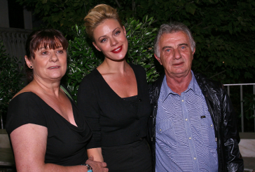 Με τους Γονείς της η Ζέτα Μακρυπούλια στην πρεμιέρα της κινηματογραφικής ταινίας “Στα καλά καθούμενα”…