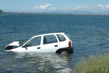 Όχημα έπεσε στη λιμνοθάλασσα