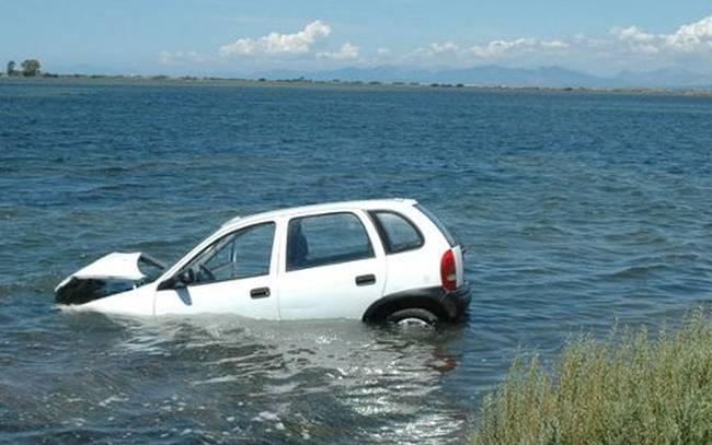 Όχημα έπεσε στη λιμνοθάλασσα