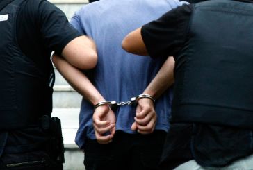 Αγρίνιο: 47χρονος πιάστηκε για κλοπή, είχε και γκλοπ