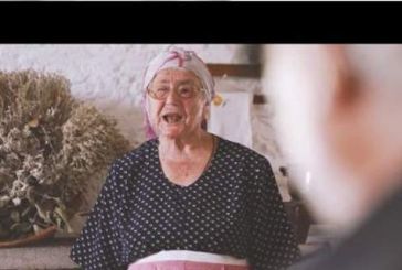 «Let’s do it Χαρίλαε!» -Η σούπερ γιαγιά από την Κρήτη που έγινε viral (video)