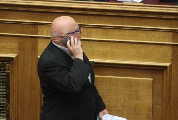 Βουλευτής τoυ Λεβέντη ανέβηκε στο βήμα της βουλής μιλώντας στο κινητό!