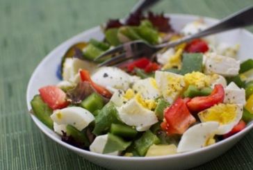 Γιατί πρέπει να βάζετε αυγά στη σαλάτα σας