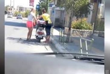 Επικό βίντεο:Κοπέλα προσπαθεί να βάλει μπρος το μηχανάκι της με το σταντ!