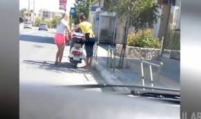 Επικό βίντεο:Κοπέλα προσπαθεί να βάλει μπρος το μηχανάκι της με το σταντ!