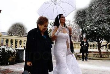 «Ατρόμητη» νύφη δεν πτοήθηκε από το χιόνι