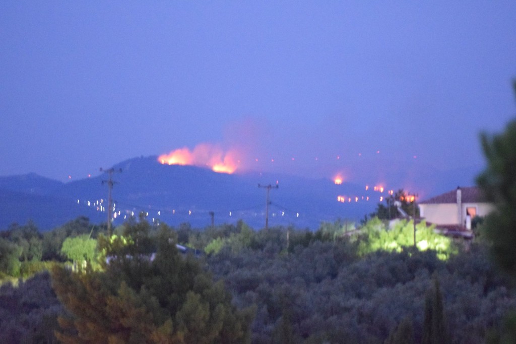 Η πυρκαγιά όπως φαίνεται από τον Τροχό Αγρινίου (φωτό Γ.Γιαννακόπουλος)