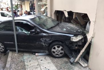 Όχημα “μπούκαρε” σε κατάστημα στο κέντρο του Αγρινίου μετά από σφοδρή σύγκρουση
