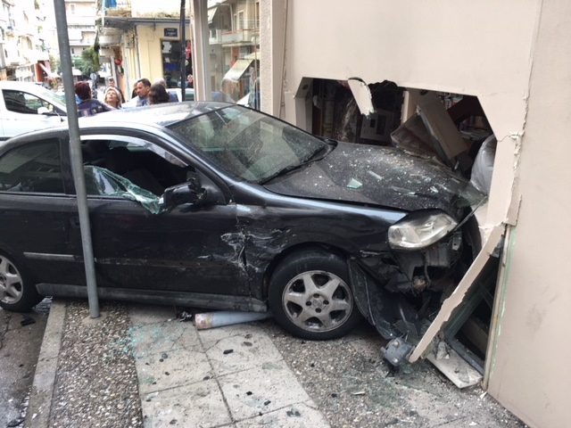 Όχημα “μπούκαρε” σε κατάστημα στο κέντρο του Αγρινίου μετά από σφοδρή σύγκρουση