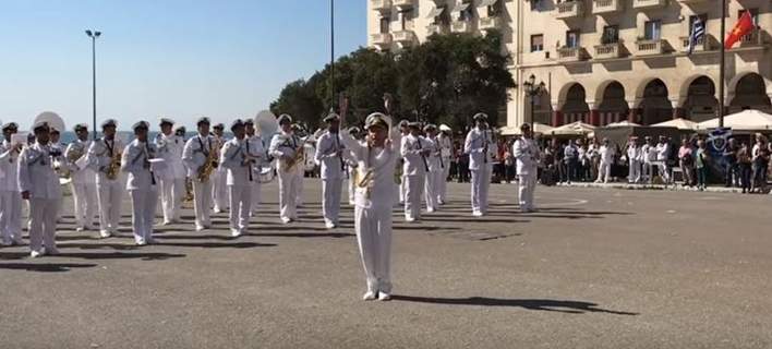 Η μπάντα του Πολεμικού Ναυτικού παίζει… το Despacitο [βίντεο]