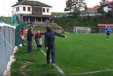 Μέτσοβο: Εισβολή γιαγιάς σε γήπεδο, γιατί την ενοχλούσε η φασαρία (βίντεο)