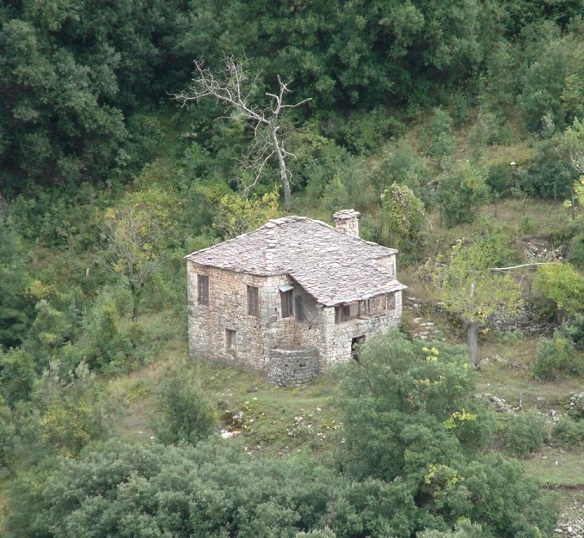 Το σπίτι του δάσους στον εγκαταλειμμένο συνοικισμό Λημέρια στην Κοιλάδα των Νεράιδων