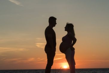 Το άλμπουμ μίας εγκυμοσύνης με φόντο το ηλιοβασίλεμα και τις παραλίες της Λευκάδας