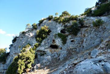 Η σπηλιά “προσωπείο” στα βουνά του Βάλτου