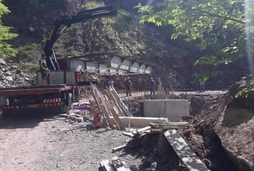 Δήμος Θέρμου: Εντείνονται οι εργασίες για την κατασκευή της γέφυρας στην Κοσίνα Κοκκινόβρυσης
