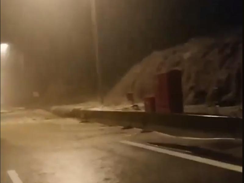 Βίντεο: Πως το ορμητικό νερό πλημμύρισε την Ιόνια Οδό στην Κλόκοβα