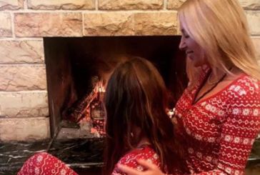 Η Γωγώ Μαστροκώστα ποζάρει με την κόρη της από το Ευηνοχώρι – Οι χριστουγεννιάτικες πιτζάμες