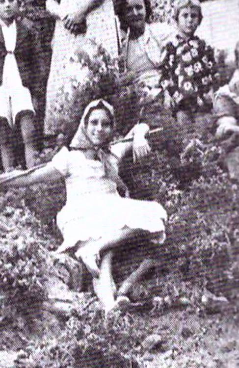 Η Μαρία Δημάδη των νεανικών χρόνων ανάμεσα στους Αγρινιώτες παραθεριστές του Μεσοπολέμου.