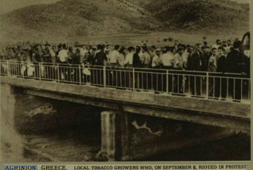 1962: Φωτό από τη διαδήλωση των καπνοπαραγωγών στη γέφυρα της Σφήνας όπου δολοφονήθηκε ο Δημήτρης Βλάχος