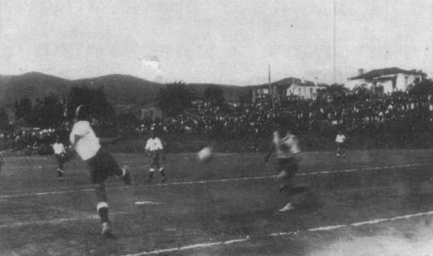 1930: Η πρώτη  διακοπή αγώνα στο γήπεδο του Παναιτωλικού λόγω επεισοδίων. Πέτρες, γιούχα και λεμονόκουπες στους αντιπάλους.