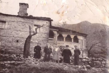 Το πατρικό σπίτι του γλύπτη Θεόδωρου Παπαδημητρίου στον Άγιο Βλάση στην περίοδο του μεσοπολέμου.