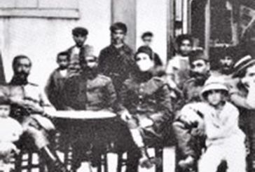 Οι Τούρκοι που καπνίζαν ναργιλέ στο  κέντρο του Αγρινίου το 1913