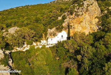 Άγιος Νικόλαος εν Βουνένοις: Το ξωκκλήσι στη σπηλιά του βράχου στη Βόνιτσα (βίντεο)