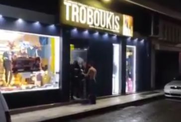Λίγο πριν το «θα μας πάρουν και τα σώβρακα» με… click away έξω από κατάστημα στο Αγρίνιο (βίντεο)