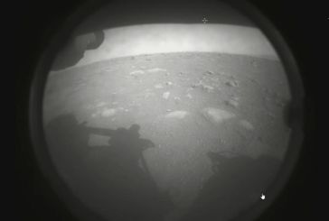 Ιστορική στιγμή: Το ρόβερ της NASA προσεδαφίστηκε στον Άρη -Η πρώτη εικόνα που έστειλε