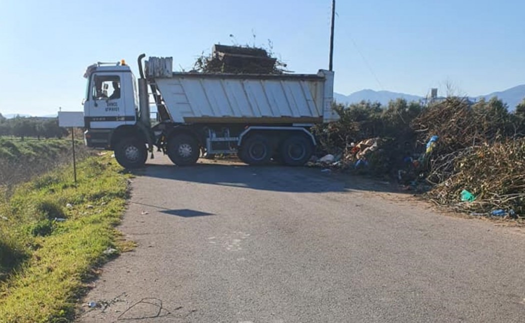 Αυτοσχέδιο σκουπιδότοπο στο Καινούργιο καθάρισαν συνεργεία του Δήμου