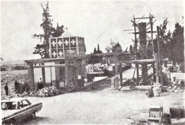 Η πύλη του Δημοτικού Νεκροταφείου Αγρινίου κατά την κατασκευή της