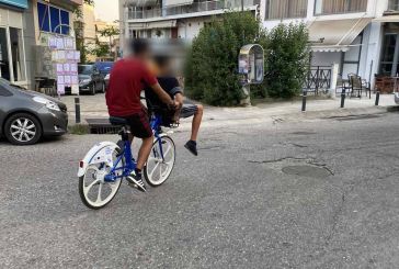 Αγρίνιο: Δικάβαλο κι ο ένας στο καλαθάκι πάνω στο ηλεκτρικό ποδήλατο!