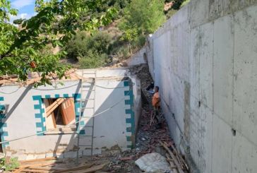 Δημοτικό τοιχίο έπεσε σε σπίτι λόγω κακοκαιρίας σε χωριό του Θέρμου-Άμεσα η αποκατάσταση