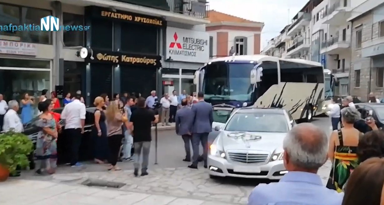 Εννιά λεωφορεία συνόδεψαν τον γαμπρό από το Αγρίνιο στη Ναύπακτο