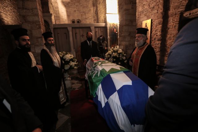 Στο παρεκκλήσι της Μητρόπολης Αθηνών η σορός της Φώφης Γεννηματά: Οι τρεις σημαίες που σκεπάζουν το φέρετρο