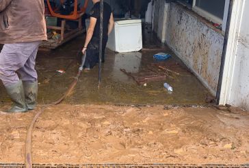 Δύσκολη νύχτα στο Καινούργιο: «έσπασαν» ρέματα, πλημμύρισαν σπίτια (φωτό-βίντεο)