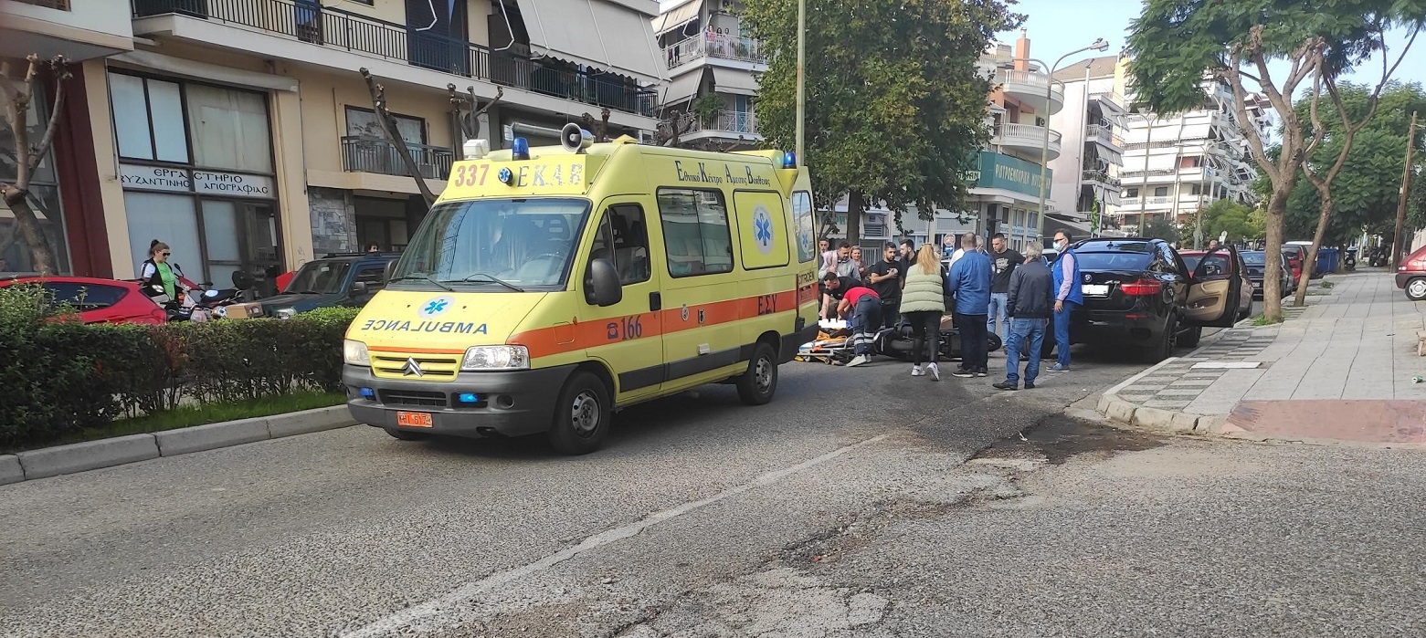 Αγρίνιο: στο νοσοκομείο δικυκλίστρια απο τροχαίο στην οδό Κρυστάλλη