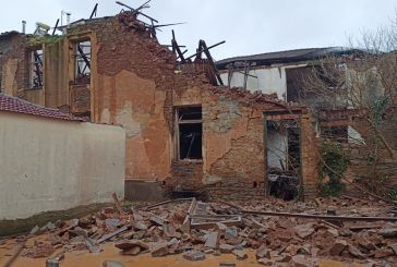Κατέρρευσε τμήμα των Καπναποθηκών Ηλίου στο Αγρίνιο-καταστράφηκε όχημα, οργή κατοίκων (φωτό, βίντεο)