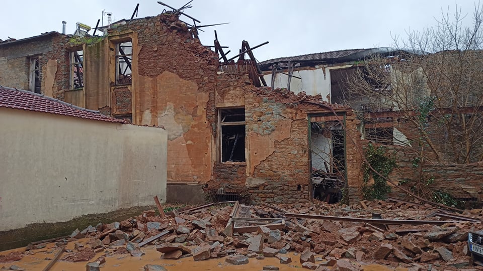 Κατέρρευσε τμήμα των Καπναποθηκών Ηλίου στο Αγρίνιο-καταστράφηκε όχημα, οργή κατοίκων (φωτό, βίντεο)